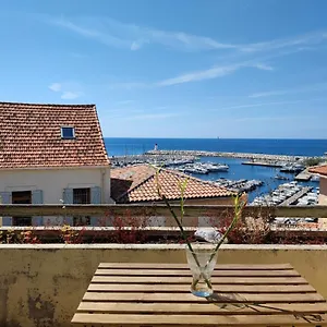 https://lescapade-vue-mer-terrasse-plage-100m.fr-provencehotel.com